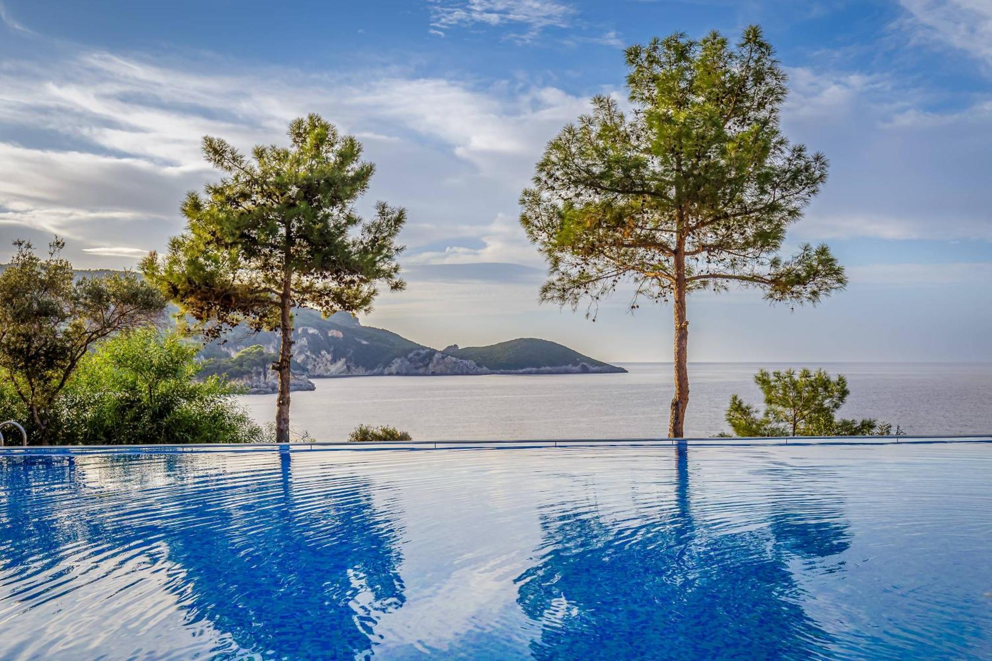 Akrotiri Beach Resort Hotel - Adult Friendly Paleokastritsa Bagian luar foto Infinity pool