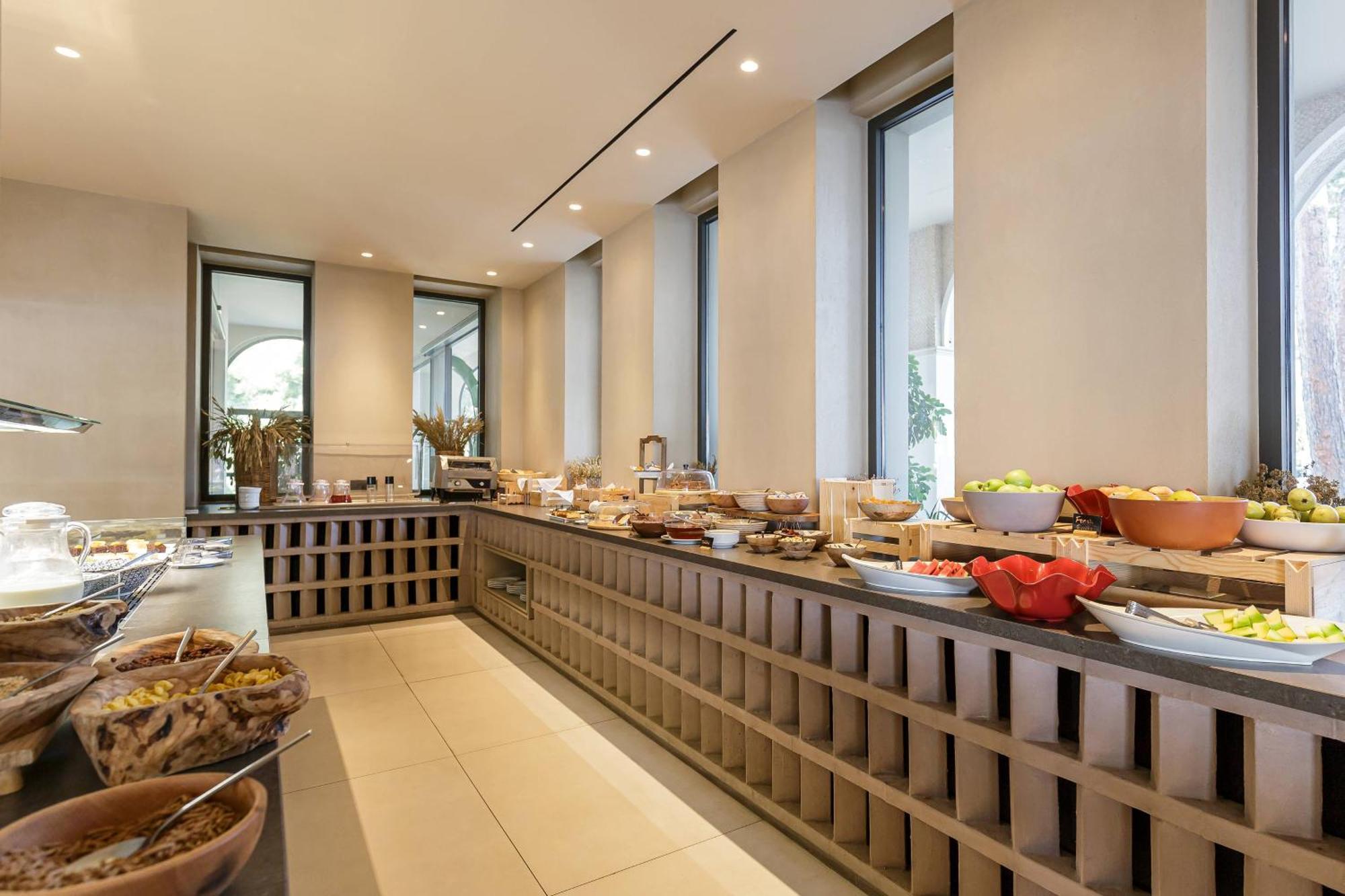 Akrotiri Beach Resort Hotel - Adult Friendly Paleokastritsa Bagian luar foto The buffet at the restaurant