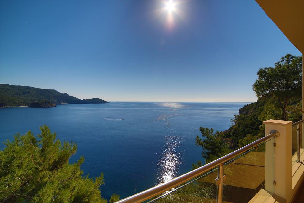 Akrotiri Beach Resort Hotel - Adult Friendly Paleokastritsa Ruang foto View of the Bay of Bakar from the balcony of the apartment